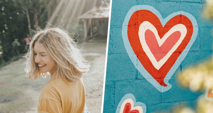 En tjej som ler, röd-vita hjärtan på en turkos vägg