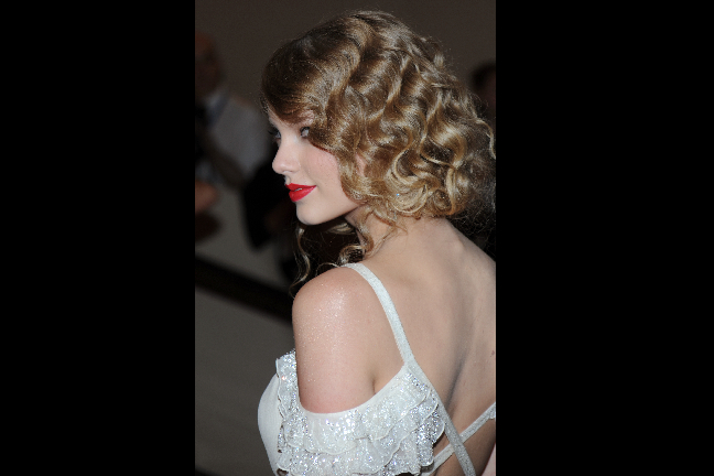 Taylor Swift fullbordar lady-looken med röda läppar.
