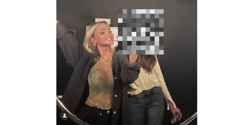 Bild som Sophie Elise publicerade på sin Instagram. Bilden togs snabbt bort men hann dra till sig en hel del reaktioner till följd av den påse hennes vän håller i handen. Bild som Sophie Elise publicerade på sin Instagram. Bilden togs snabbt bort men hann dra till sig en hel del reaktioner till följd av den påse hennes vän håller i handen.