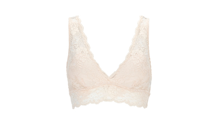 Spetsbehå är perfekt under den slarvigt uppknäppta skjortan. Denna från Gina Tricot, ca 150 kr. Spetsbehå är perfekt under den slarvigt uppknäppta skjortan. Denna från Gina Tricot, ca 150 kr.