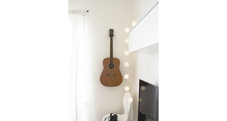 En av sakerna Lisa inte kan leva utan är sin gitarr. 
