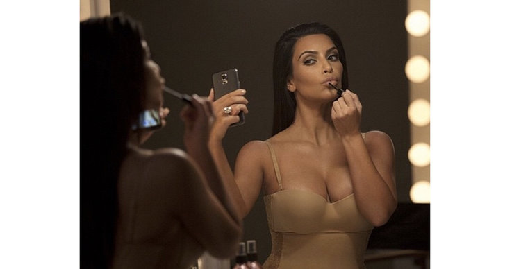 7. Kim Kardashian har fått 200.000 kronor för att twittra om ett märke en gång. Det är 1428 kronor per bokstav.