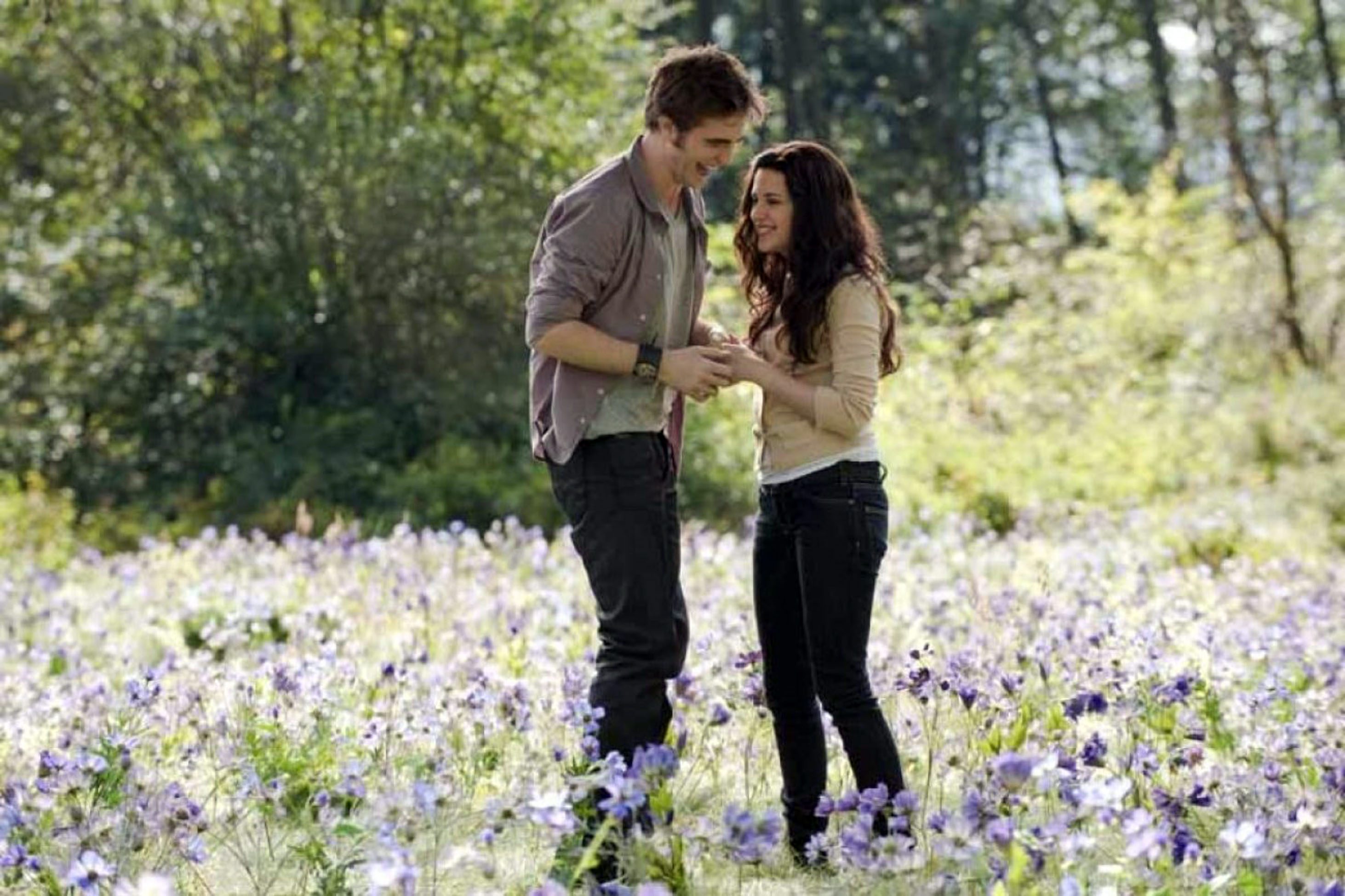 Här myser hon på filmduken med Pattinson i en scen ur den nya Twilight-filmen: Eclipse.