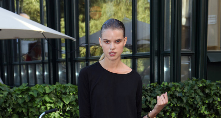 Josefine Gustafsson var snygg i svart med bakslickat hår