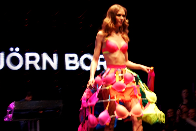 Björn Borg bjöd under fredagkvällen på en färgsprakande undeklädesvisning i Amsterdam. Modette var på plats och dokumenterade showen.