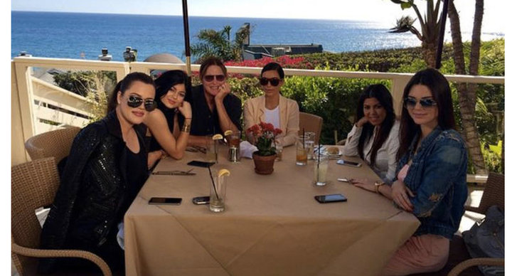 9. Familjen Kardashian fick en lön på 100 miljoner dollar att dela på för deras senaste kontrakt med E! som gäller i fyra år. Kim Kardashian är den absolut bäst betalda reality-stjärnan genom tiderna.