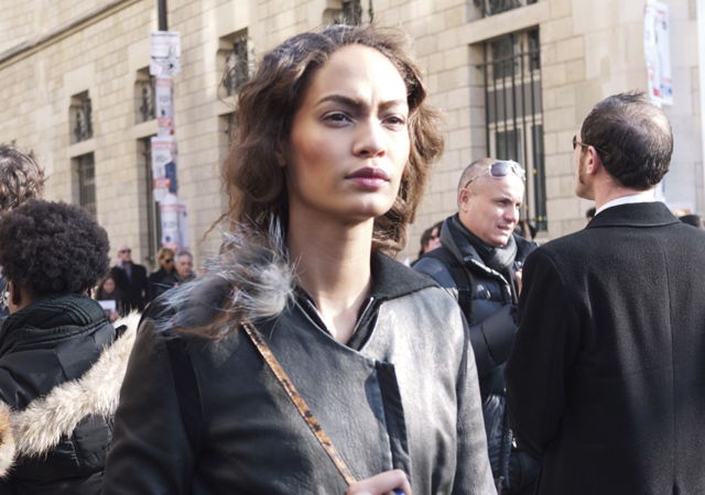 Joan Smalls utanför Christian Dior.