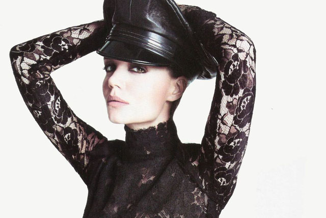 Katie Holmes siktas i ett dominatrix-inspirerat modereportage i Vogue. 