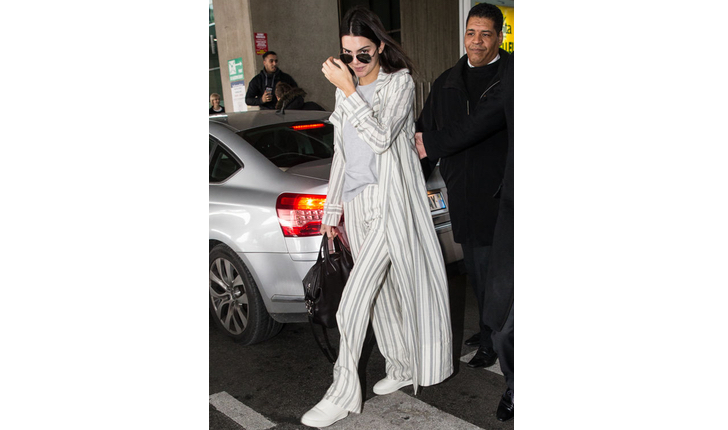 Kendall reser med stil! Här i ett randigt set och som hon matchar med bekväma sneakers. Kendall reser med stil! Här i ett randigt set och som hon matchar med bekväma sneakers.