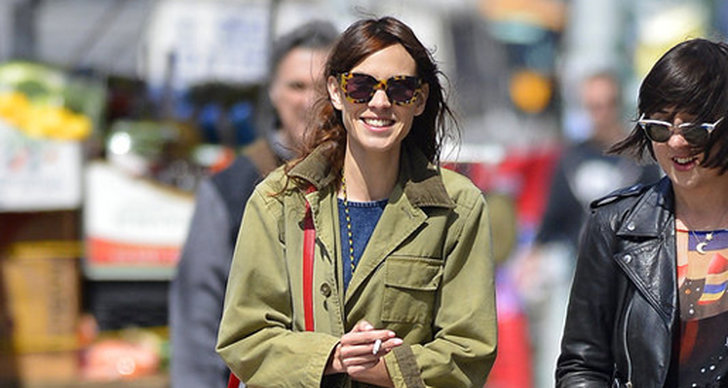 Alexa Chung är känd för att vara stilbildande och sådär "modell of duty"-cool. Här i en enkel vardags-outfit med fin färgmatchning á la blått, grönt och rött.