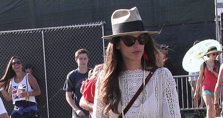 Alessandra Ambrosio hängde på Coachella i en härligt bohemisk och minst sagt typisk festival-look. Den obligatoriska hatten är på liksom ett par schysta boots och minishorts. Snyggt!