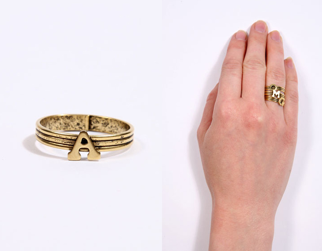 Våga sticka ut med roliga accessoarer från
Urban Outfitters. Armband 620 kr, Ring 620 kr Våga sticka ut med roliga accessoarer från
Urban Outfitters. Armband 620 kr, Ring 620 kr