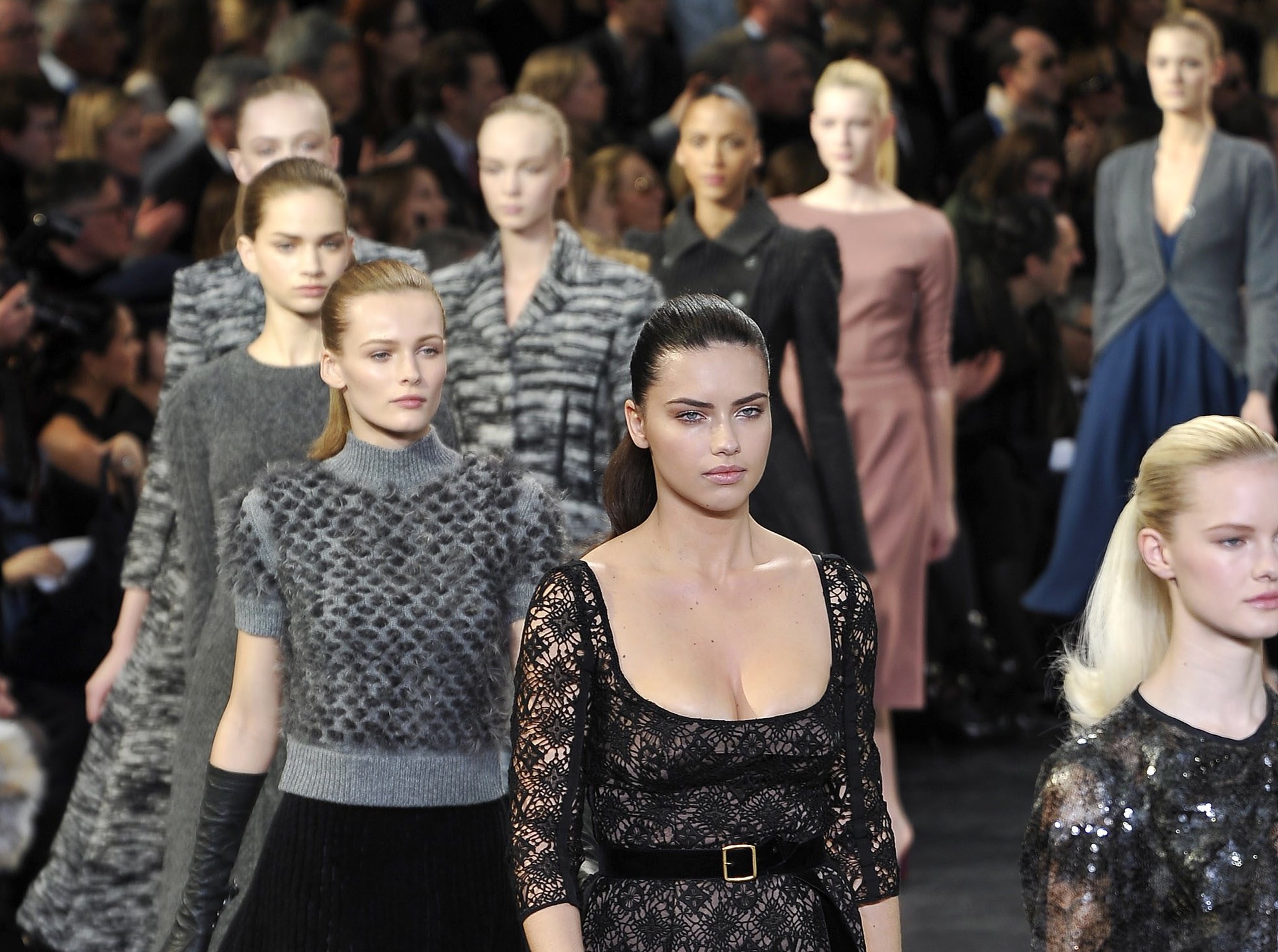 Hög svansföring hos Louis Vuitton, höst/vinter 2010. 