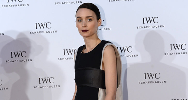 Rooney Mara kör stenhårt på de mörka läpparna och lyckas alltid kombinera dessa strålande bra. Här i enkel minimalistisk klänning och klackar från Louboutin.