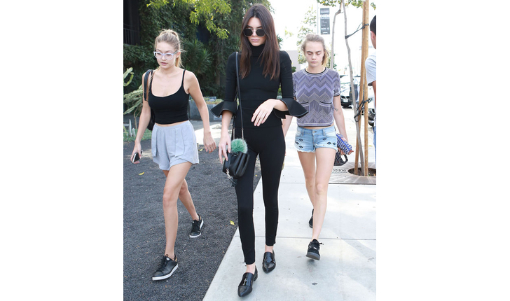 Girlsquad! Kendall kör all black med snygga detaljer på sin topp. På väskan har hon en gullig, mintgrön boll som piggar upp. Girlsquad! Kendall kör all black med snygga detaljer på sin topp. På väskan har hon en gullig, mintgrön boll som piggar upp.