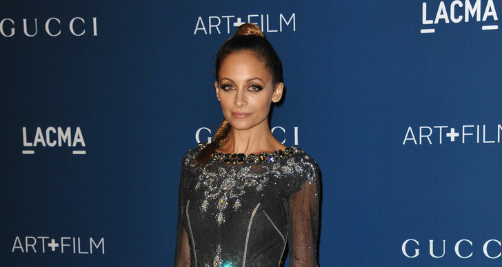 Nicole Richie är trendig i transparent. 