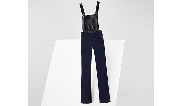 Gigi kombinerade denim med läder och tog hängselbyxan till en helt ny nivå! Gigi kombinerade denim med läder och tog hängselbyxan till en helt ny nivå!