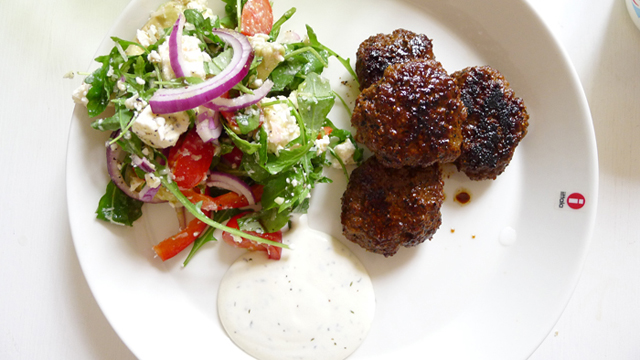 Smakriga köttfärsbiffar med fetaostsallad och yoghurtsås